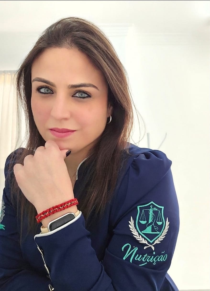 Dra. Kléufe Pepe com jaleco trazendo o brasão de Nutrição bordado na manga